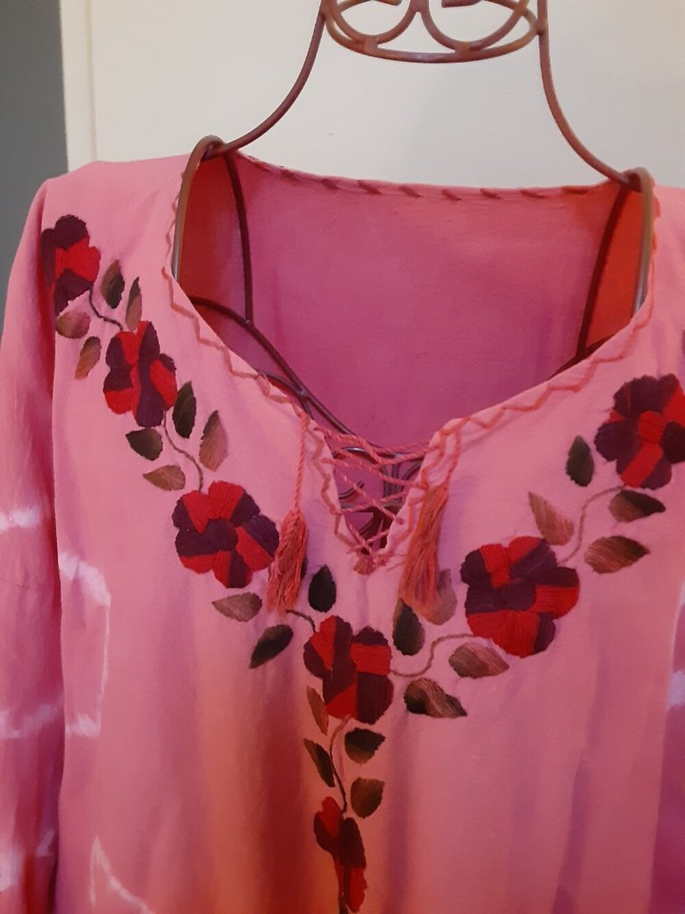 Woman long sleeve, bohemian, flower embroidery neck Faded white circles Pink top - Picture 3 of 15